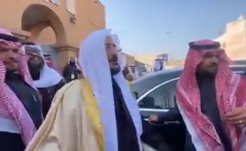 مقطع عفوي لـ”وزير الشؤون الإسلامية” تجاه مجموعة من الشباب خلال زيارته للمنطقة الشرقية