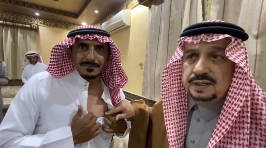 شاهد: الأمير “فيصل بن بندر” يزور جندي أصيب برصاصة قاتلة وبقى حياً .. والأخير يُلقي أبيات شعر!