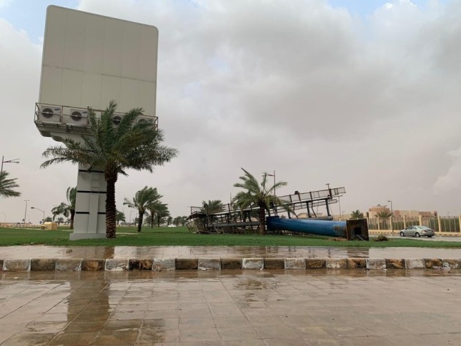 بالصور..الرياح العاتية تسقط المظلات واللوحات بـ حفر الباطن