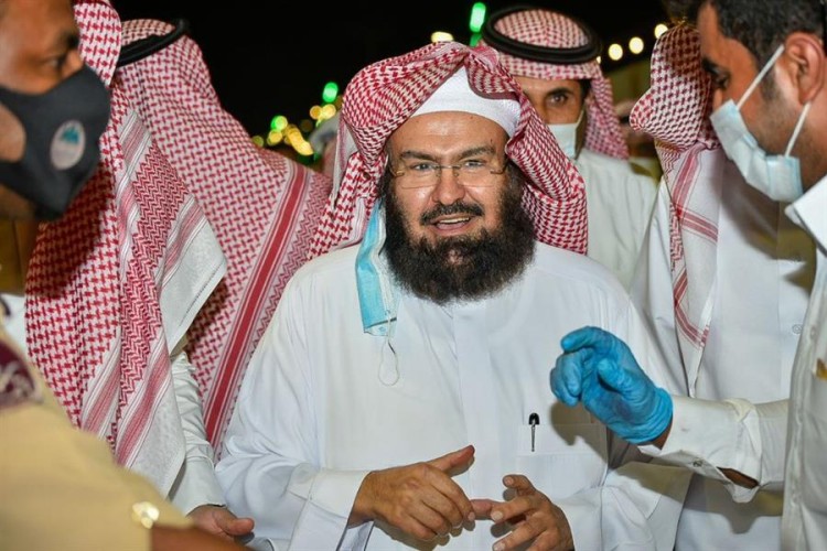 شاهد.. “السديس” يتذوق منتجات مزارعي الرمان في مهرجان الشيحية بالقصيم