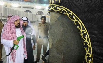 شاهد: “السديس” يشارك العاملين بالحرمين بأعمال التطهير والتعقيم الاحترازي داخل الكعبة