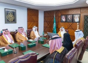 أمير المنطقة الشرقية يستقبل أبناء الشيخ عبداللطيف الجبر ويطلع على مبادرة «مكتبة الجبر» في جامعة الملك فيصل