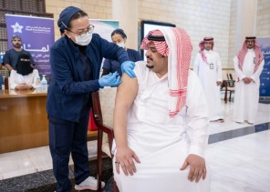 سمو نائب أمير الرياض يدشن حملة التطعيم ضد الانفلونزا الموسمية بالمنطقة سمو نائب أمير الرياض يدشن حملة التطعيم ضد الانفلونزا الموسمية بالمنطقة