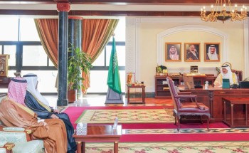 أمير تبوك يستقبل مدير محطة الخطوط السعودية بالمنطقة