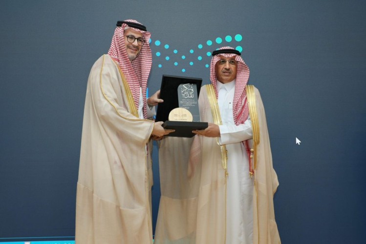 معالي وزير التعليم يكرّم جامعة الملك عبدالعزيز في حفل شركاء المسؤولية المجتمعية