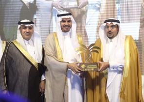 أمير القصيم يكرم كليات عنيزة أمير القصيم يكرم كليات عنيزة