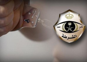 القبض على ثلاثة أشخاص تورطوا في سرقة المركبات وهي في وضع التشغيل بالرياض