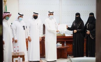 رئيسة مجلس إدارة جمعية سر الفن البصري تتسلم شهادة تسجيل الجمعية بالموارد البشرية في الجوف رئيسة مجلس إدارة جمعية سر الفن البصري تتسلم شهادة تسجيل الجمعية بالموارد البشرية في الجوف