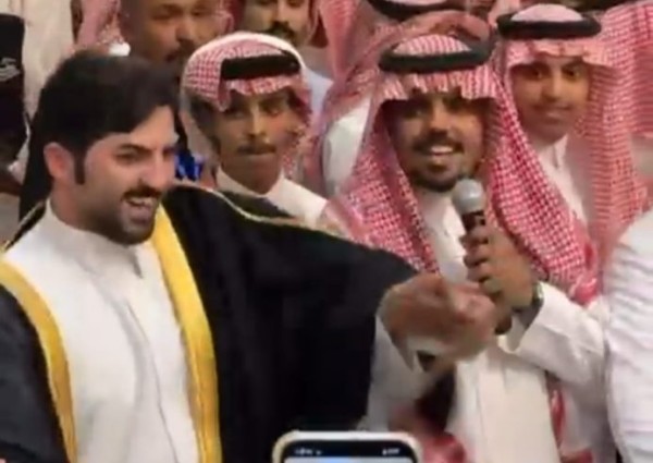 شاهد: عريس حائل نواف بن زبنه يرمي شماغه وسط العرضة في لحظة عفوية احتفالًا بزواجه