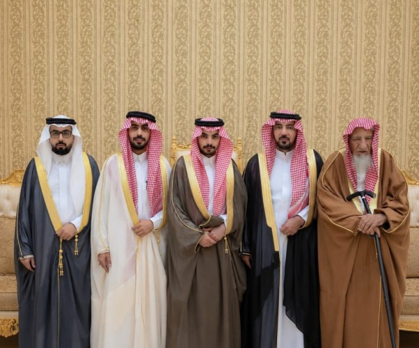 في ليلة استثنائية بحضور منقطع النظير.. عويجان بن عياد الداموك الرشيدي وأبنائه يحتفلون بزواج ابنهم “فهد” في حائل