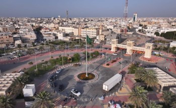 احتفالاً بيوم العلم السعودي.. بلدية القطيف ترفع راية الوطن على سارية “ميدان القلعة”