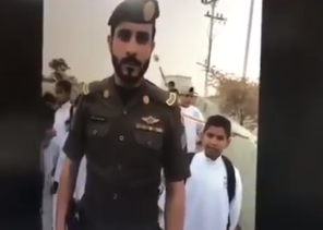 أمير عسير يستدعي رجل أمن عقب مشاهدته عبر كاميرات النقل أمير عسير يستدعي رجل أمن عقب مشاهدته عبر كاميرات النقل