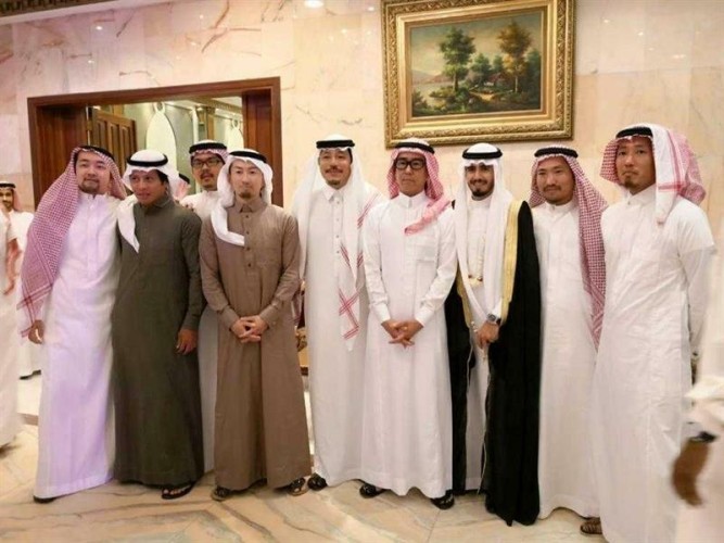 مهندسون يابانيون يحضرون زواج زميلهم مرتدين الزي السعودي.. ويشاركونه رقصة المزمار