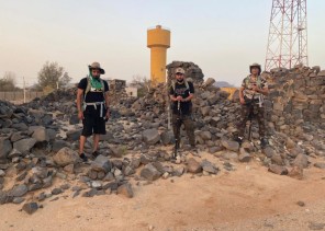 في رحلتهم من مكة للمدينة مشياً على الأقدام (رحالة مكة ) يستريحون بعسفان ويتعرفون على اثارها. في رحلتهم من مكة للمدينة مشياً على الأقدام (رحالة مكة ) يستريحون بعسفان ويتعرفون على اثارها.