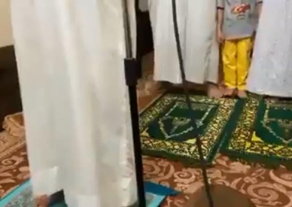 في أجواء روحانية.. مواطن يوثّق أول صلاة تراويح بمنزله مع أهل بيته (فيديو) في أجواء روحانية.. مواطن يوثّق أول صلاة تراويح بمنزله مع أهل بيته (فيديو)