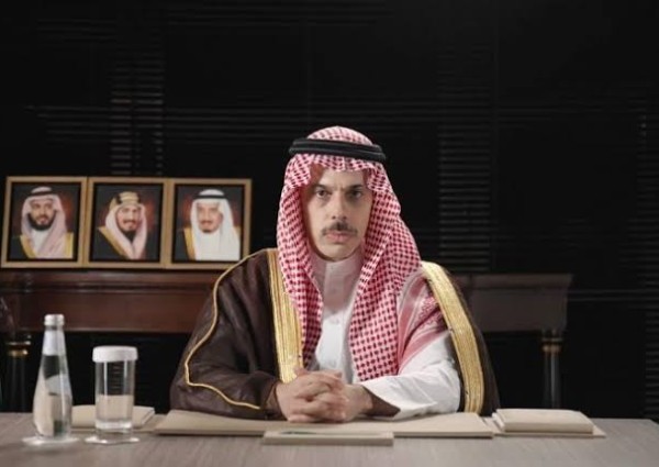 سمو وزير الخارجية يبحث مع نظيريه القطري والتركي جهود خفض التوترات الإقليمية