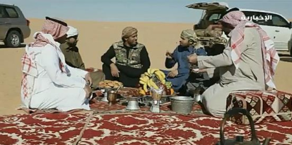 خمسة أصدقاء من فئة الصم يقومون برحلة برية بالمملكة للاستمتاع باجوائها
