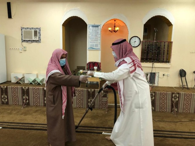 شاهد: شباب وأهالي قرية بدع بن خلف يقومون بحملة تنظيف وتعقيم أحد المساجد .. والتباعد “مترين”