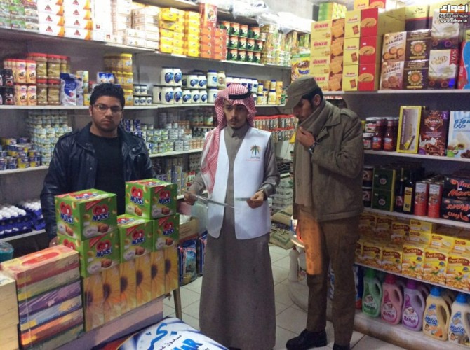 فرع التجارة بالحدود الشمالية تنظم دخول المستهلكين للأسواق والهايبر ماركت