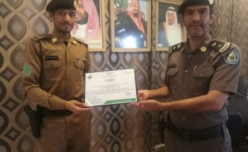 “قائد دوريات أمن الطرق بالأحساء يُكرّم إثنين من الطاقم الأمني بالمنطقة”