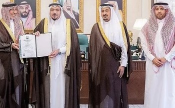 أمير القصيم يتسلم شهادة الآيزو العالمية ودرع التميز والريادة لإمارة المنطقة أمير القصيم يتسلم شهادة الآيزو العالمية ودرع التميز والريادة لإمارة المنطقة