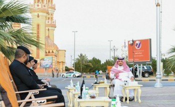 شاهد: أمير الشمالية يشارك رجال الأمن إفطارهم الرمضاني في الميدان شاهد: أمير الشمالية يشارك رجال الأمن إفطارهم الرمضاني في الميدان