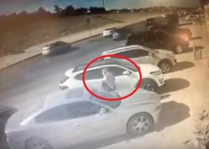 بالفيديو: مجهول يهشم زجاج سيارة متوقفة ويسرق حقيبة بداخلها في الرياض بالفيديو: مجهول يهشم زجاج سيارة متوقفة ويسرق حقيبة بداخلها في الرياض