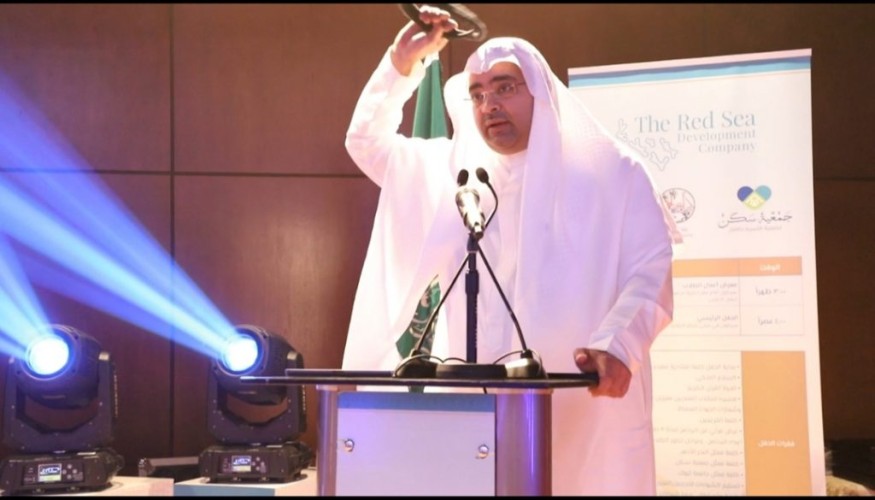 كبير الإداريين في شركة البحر الأحمر للتطوير يرفع العقال احتراما لاهالي أملج