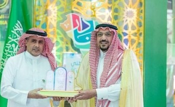 أمير القصيم يُكرّم مدير دار الرعاية الاجتماعية للمسنين