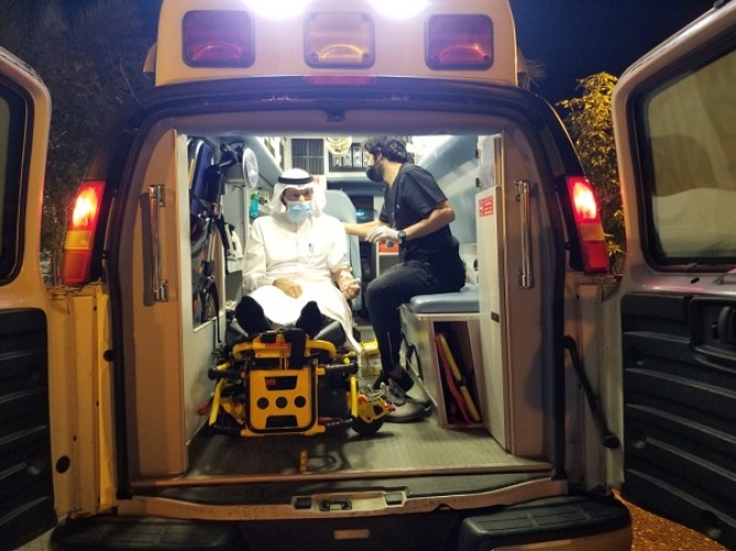 محافظ أملج يتقدم المبادرين للـتبرع بحملة تبرع بدون تجمع