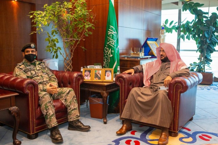 بالصور .. وزير الشؤون الإسلامية يلتقي مدير عام السجون