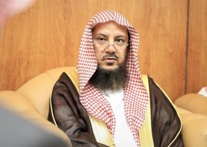هل شراء الأضحية وذبحها أفضل ‏من التصدق بثمنها؟ .. السليمان يجيب!