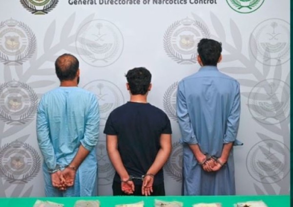 مكافحة المخدرات تقبض على 3 مقيمين بمحافظة جدة لترويجهم 6 كيلوجرامات من مادة الحشيش المخدر