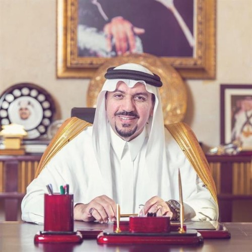 أمير القصيم يوجه بمنع منسوبي الإمارة غير مُحملي “تباعد” و”توكلنا” من دخول مقار العمل