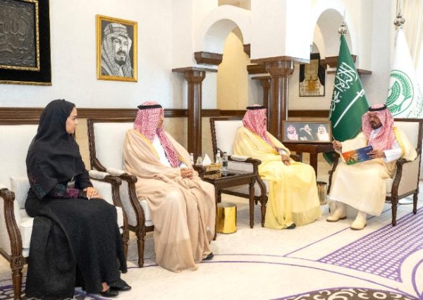 نائب أمير منطقة مكة المكرمة يتسلّم تقريرًا عن أعمال وبرامج صندوق تنمية الموارد البشرية بالمنطقة نائب أمير منطقة مكة المكرمة يتسلّم تقريرًا عن أعمال وبرامج صندوق تنمية الموارد البشرية بالمنطقة