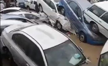 بسبب الامطار الغزيرة ..السيول تجرف عدد كبير من المركبات في شوارع مكة المكرمة
