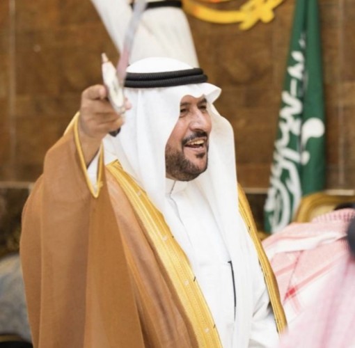 الشيح عبدالله بن ناصر القنور يجتمع مع المشائخ والشعراء والأعيان في ديوانه الخاص بعنيزة لتحضيرات اليوم الوطني الـ 90