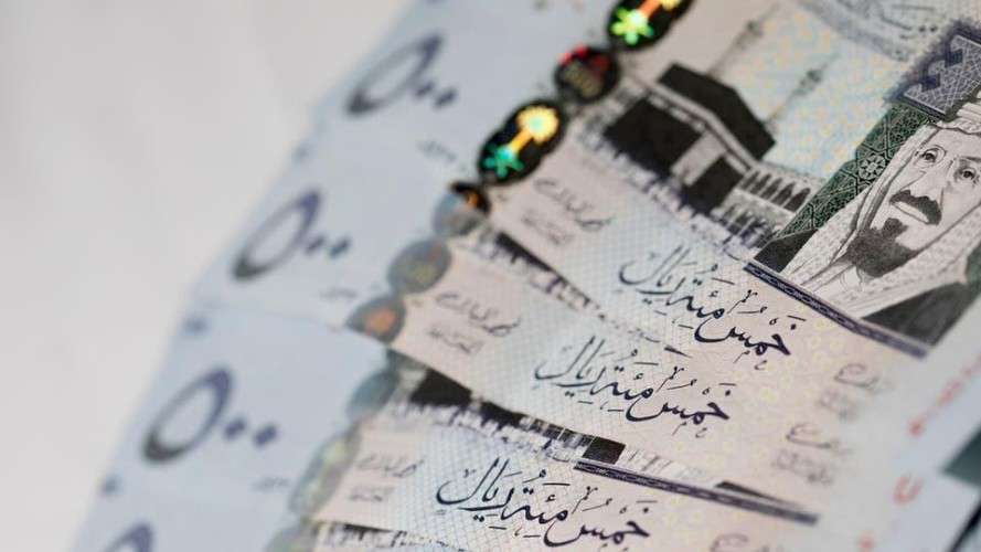 “البنوك السعودية” توضح الحدّ الأعلى لتحويلات الوافدين خلال أول 3 أشهر من قدومهم للعمل