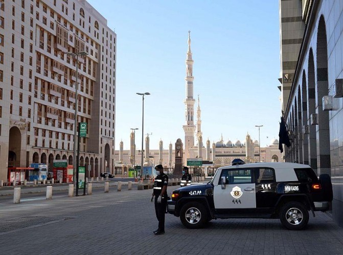 القبض على تشكيل عصابي تورّط في ارتكاب 6 جرائم سرقة للمنازل والاستراحات في المدينة