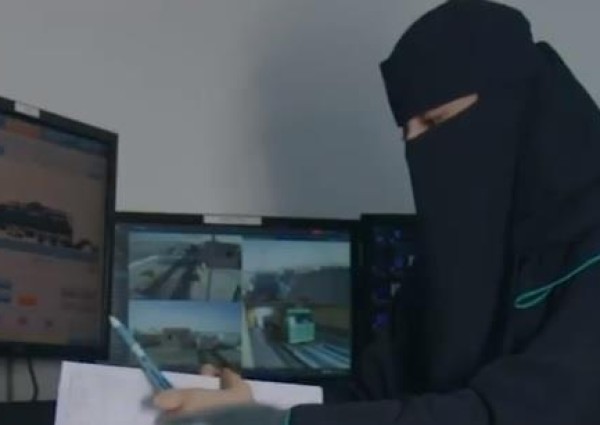 يتم التبليغ عن اشتباه في الحمولة .. بالفيديو: موظفتان في الجمارك السعودية ترويان تجربتهما في العمل يتم التبليغ عن اشتباه في الحمولة .. بالفيديو: موظفتان في الجمارك السعودية ترويان تجربتهما في العمل