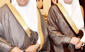 القناص يهدي أمير الشرقية إصداراته الشعرية