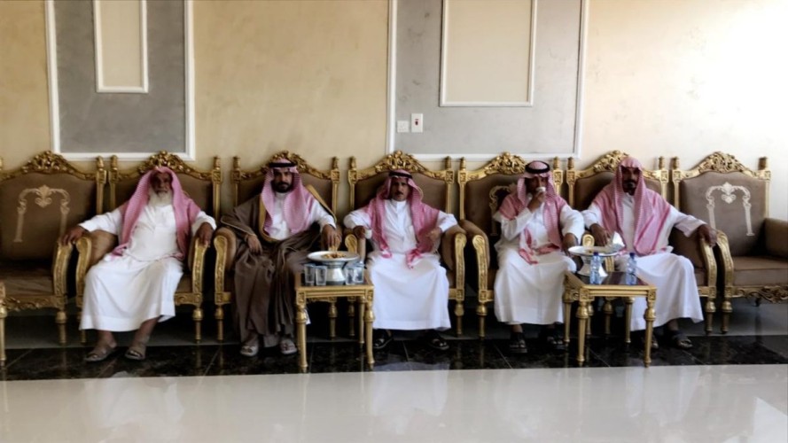 محافظ السليمي يُعزِّي “والف العايضي” في وفاة والدته