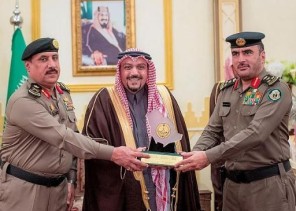 أمير القصيم يكرم 6 أفراد من منسوبي مرور المنطقة