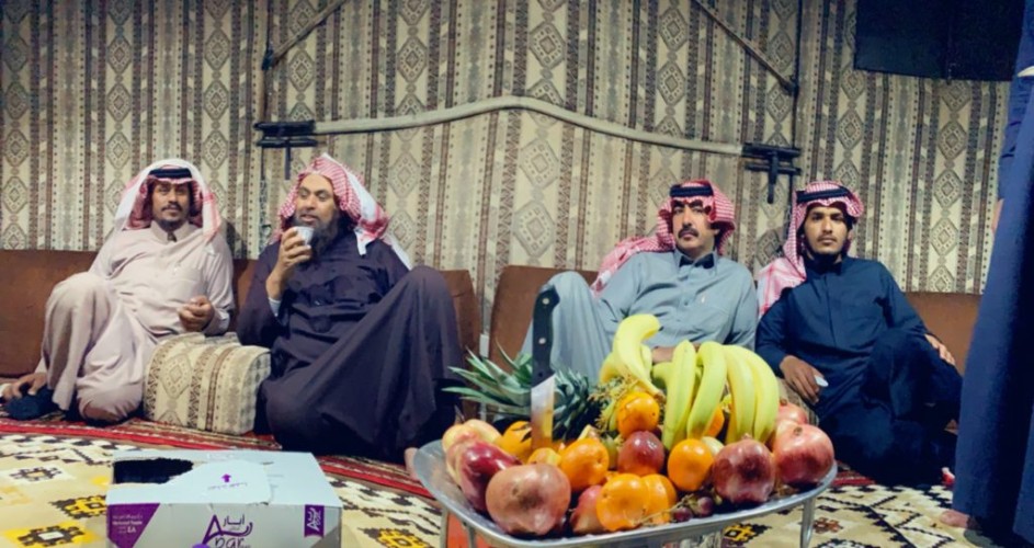 بالفيديو: الإعلامي “عبدالرحمن بن مرشد” يزور “علي بن عبيد بن خلف” في مخيمة الربيعي .. ويؤكد: الابل تشبع في هذا الموقع