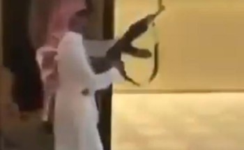 فيديو صادم.. “متهور” يطلق النار عشوائياً من “سلاح رشاش” أمام قاعة أفراح بالمملكة