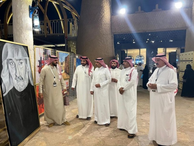 مدير عام فرع وزارة الموارد البشرية والتنمية الاجتماعية بحائل يزور فعالية «بيت حائل»