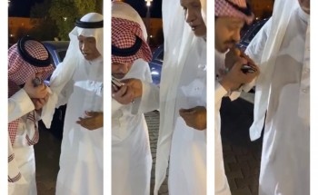 شاهد: «الشيخ» محمد بن مبيريك يهدي أبنائه ثلاثة سيارات بمناسبة ترقيتهم  اثنان منهم بالحرس الوطني  وتخرج الآخر من جامعة مانشستر