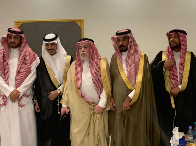 في جو عائلي مبسط .. “عمر فالح الزبني” يحتفل بزواجه في منزله بالرياض