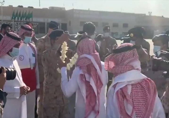بالفيديو .. وصول  15 أسيراً سعودياً و 4 أسرى سودانيين إلى قاعدة الملك سلمان الجوية بالرياض