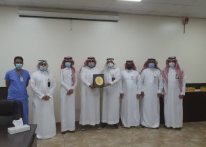 الحارثي يكرم جمعيتي زمزم والسلام التطوعية